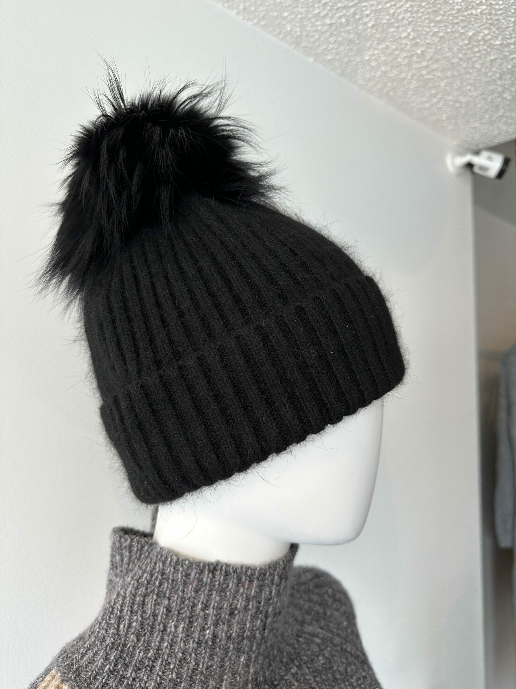 Linda Richards Fur Pom Hat- BLACK | Dawood